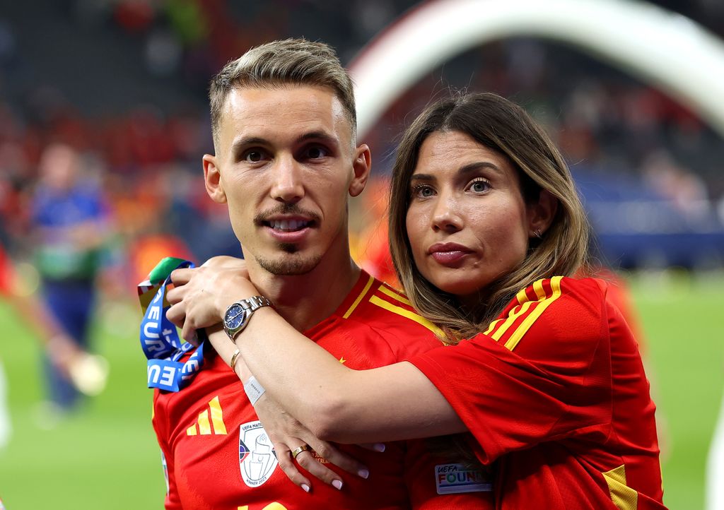 Alejandro Grimaldo y su pareja Ana Fuster en la final de la Eurocopa 2024
