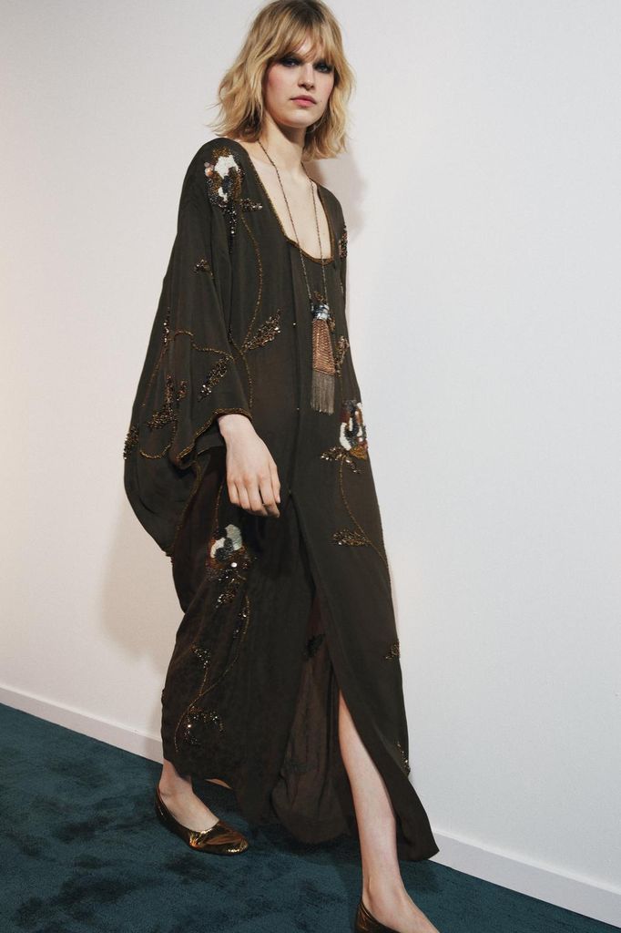 Vestido de invitada de invierno de Zara estilo kaftán con bordados joya