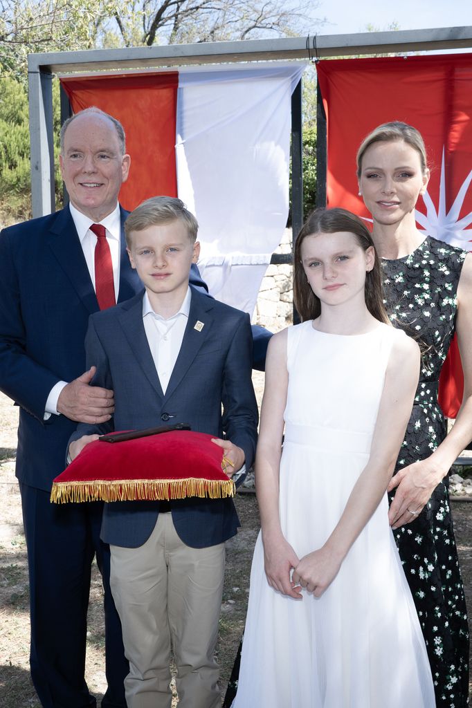 Charlene de Mónaco, elegante junto a Alberto y sus hijos en Les Baux-de-Provence con un vestido negro que recuerda a un look de la reina Letizia de hace casi 10 años