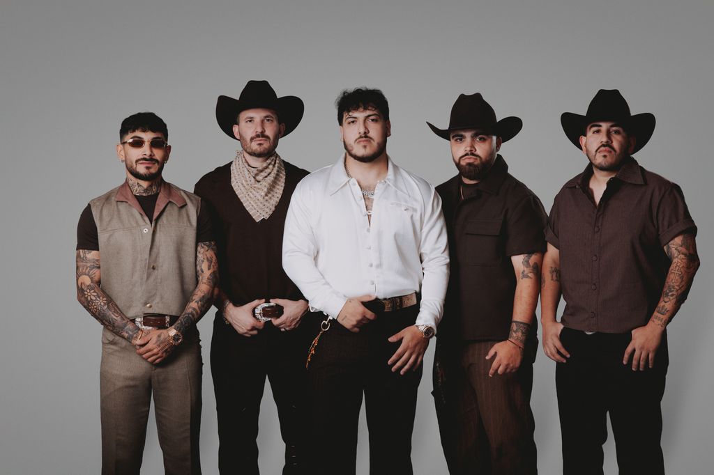 Becky G se une a Carlos Santana en 'Mi Gran Amor', y Grupo Frontera lanza 'Con Dolor'