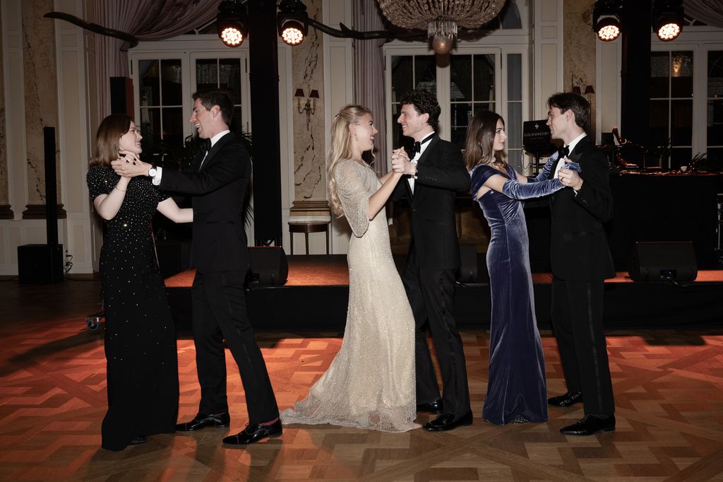 La princesa  Dorothee-Anastasjia de Arenberg, con el príncipe Paul-Louis of Nassau; la princesa Maria Carolina de Borbón- Dos Silicas con el duque de Crussol, la princesa Eulalia de Orleans-Borbón, con Pierre-Elzear Latecoere en el Baile de la Orden de Malta 