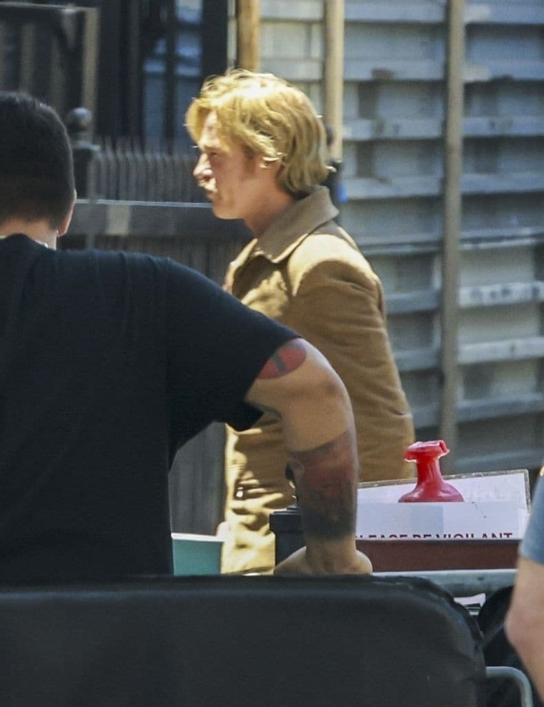 Brad Pitt estaba caracterizado como Cliff Booth, el protagonista de la película.