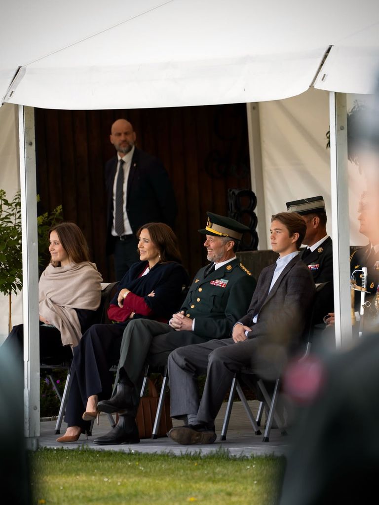 Los reyes Federico y Mary, junto a los príncipes Vincent y Josephine, siguieron con atención cada momento de la ceremonia de nombramiento de Christian como subteniente