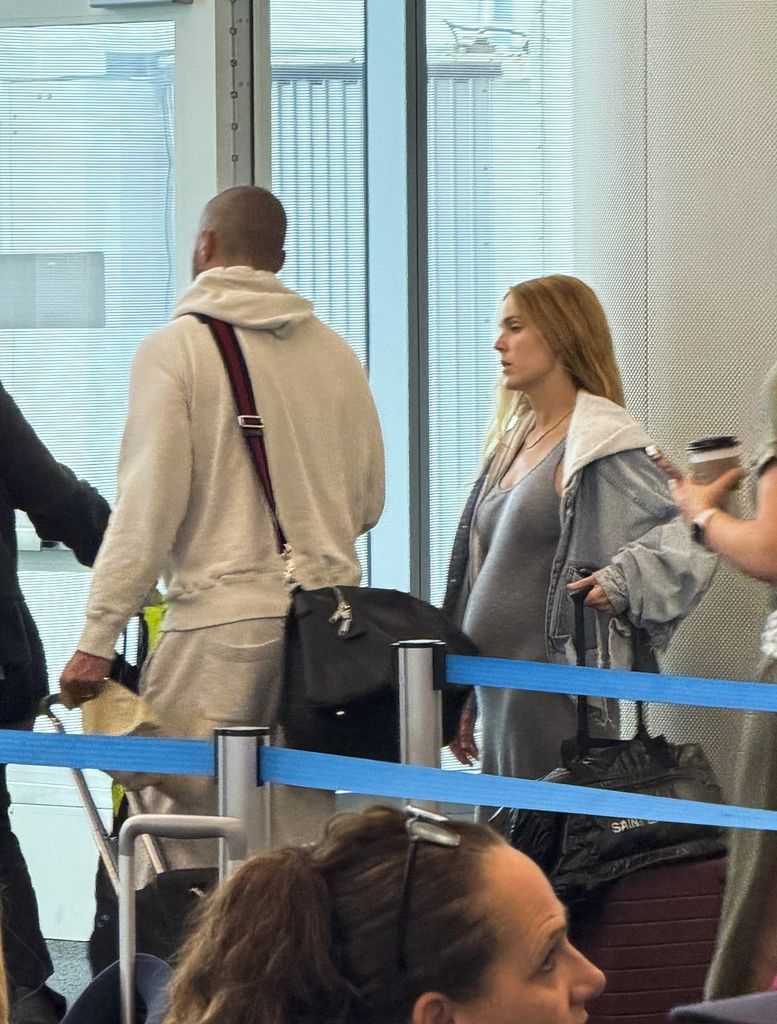 Jesse Williams y Alejandra Onieva llegando al aeropuerto de Los Ángeles