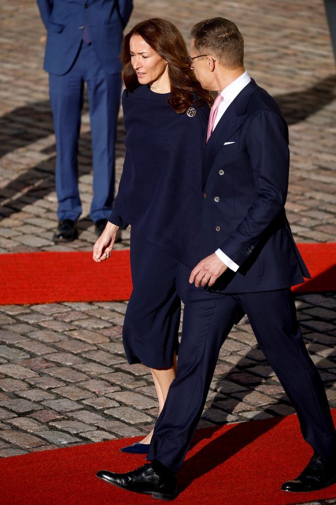 Alexander Stubb y Suzanne Innes-Stubb llegandoal Palacio Presidencial de Helsinki para recbir a los Reyes