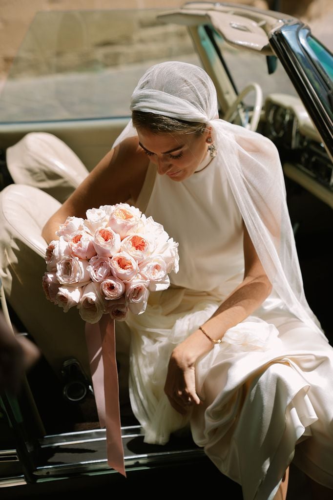 Nerea con vestido de Laura Ponte, velo estilo 'julieta' y ramo de rosas de Austin