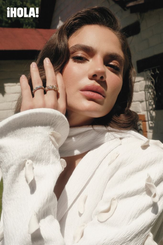 Jess luce un total look de Kris Goyri y botas de Ant Brand. Cierra con dos anillos Wings de Bird on a Rock by Tiffany en platino y oro rosa. Toda la joyería, de Tiffany & Co. 