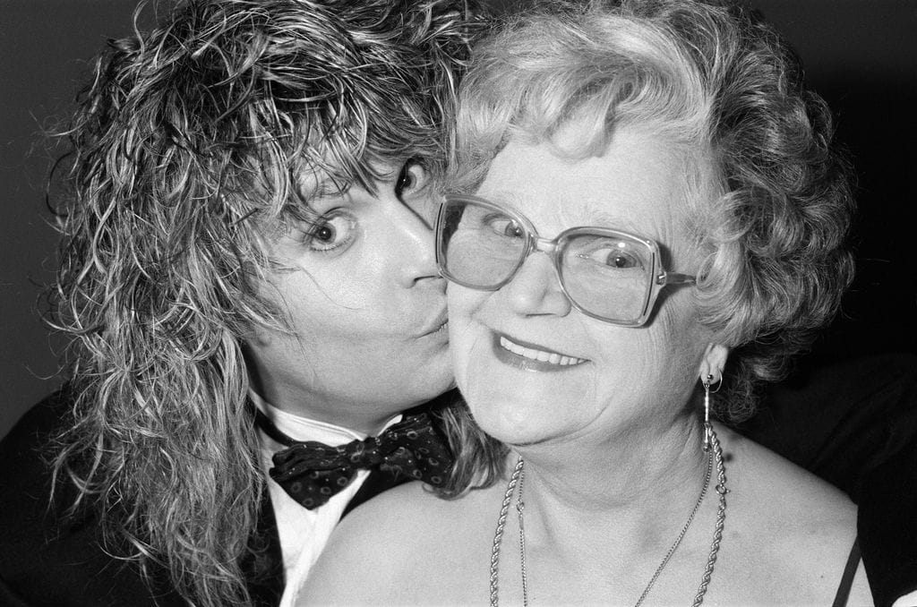 Ozzy Osbourne con su madre Lilian, en 1986.