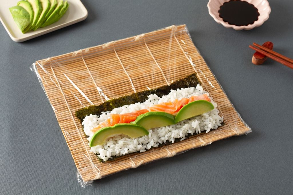 Para hacer 'maki sushi' lo ideal es forrar la esterilla de bambú con papel film para que los ingredientes no se queden pegados.  