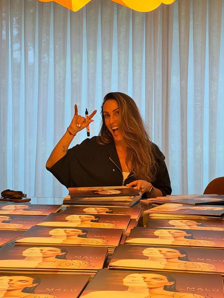 Malú firmando los vinilos de su nuevo disco, 'Quince'.
