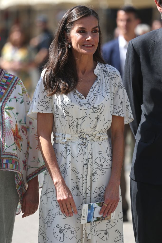 El último giro inesperado en los looks de la reina Letizia: un vestido de flores que marca cintura y perlas en la Feria del Libro/en Madrid La reina Letizia cambia de registro por un vestido de flores ligero que marca cintura tras una semana de looks de alto impacto