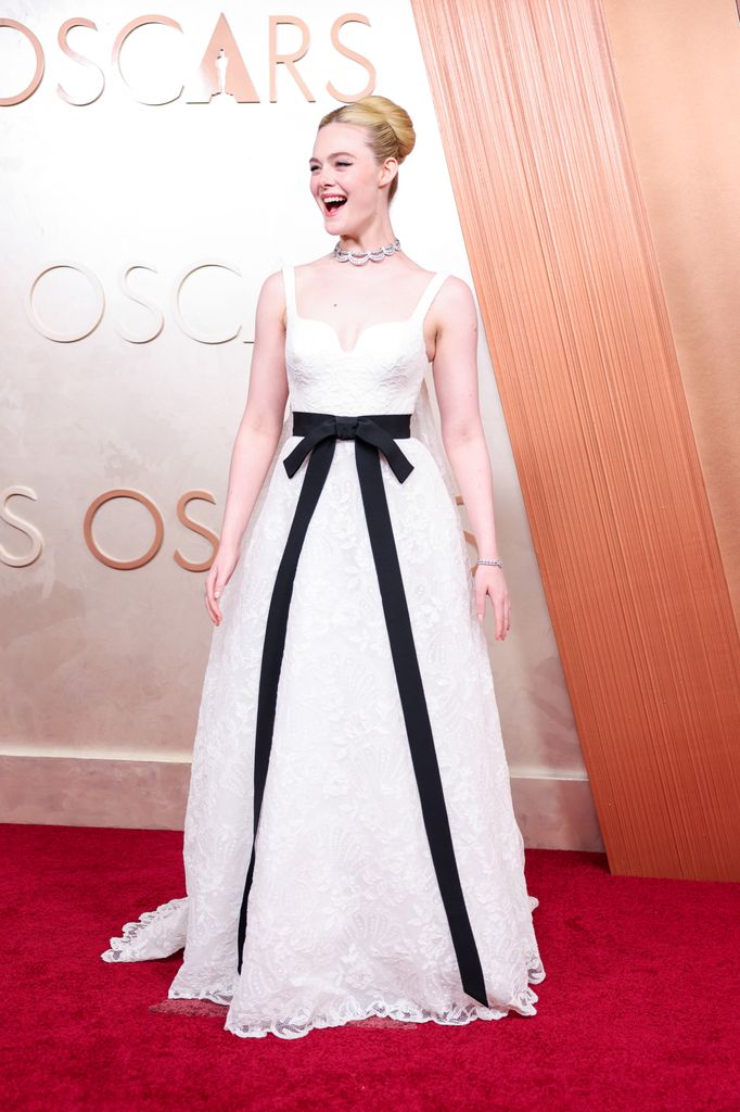 El misterioso collar de Cartier de Elle Fanning en los Premios Oscar que podría ser una tiara de Wallis Simpson