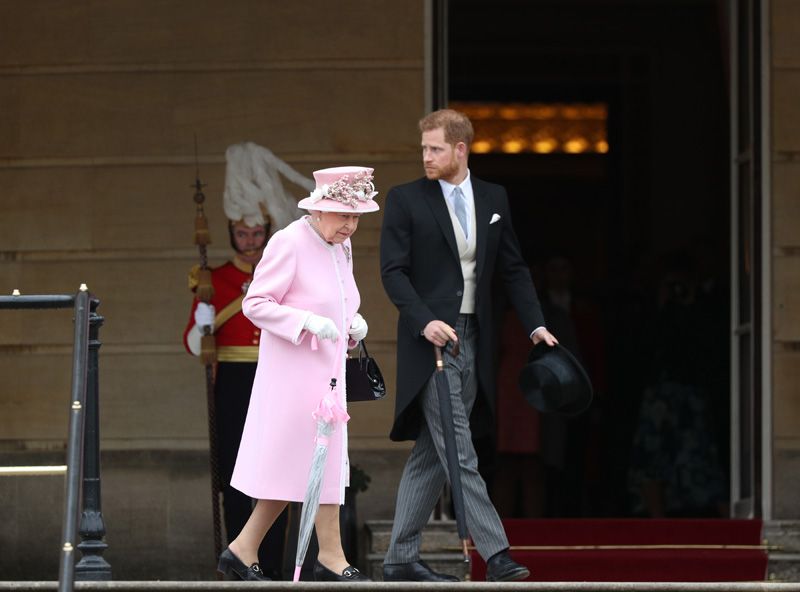 El príncipe Harry con su abuela, Isabel II