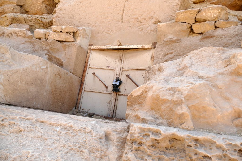 Entrada a una de las pirámides de Dahshur, al sur de El Cairo, un conjunto monumental donde se alzan la Pirámide Roja y la Pirámide Acodada, construidas hace más de 4.500 años bajo el faraón Snefru