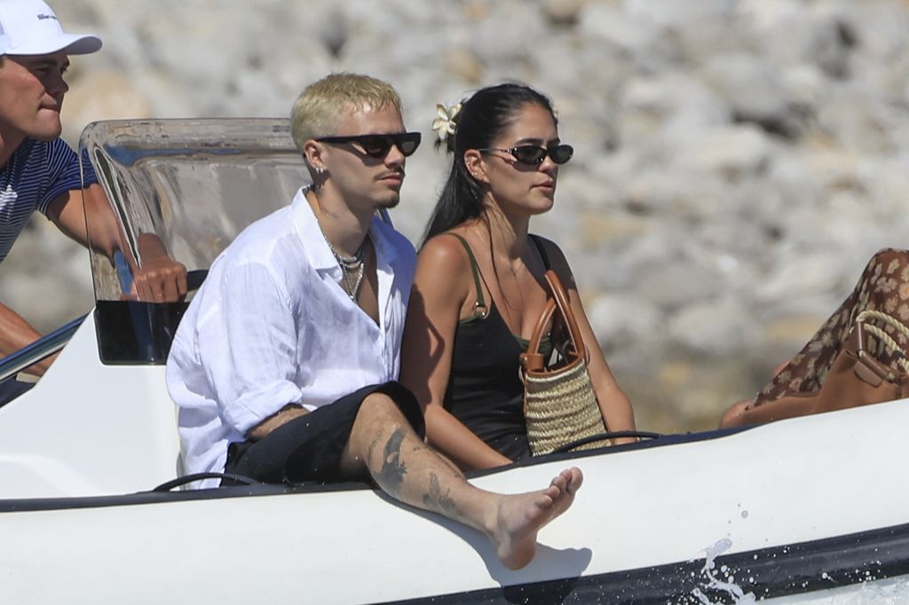Romeo Beckham estuvo acompañado por su novia Kim Turnbull, con quien disfrutó de un ambiente relajado durante el viaje.