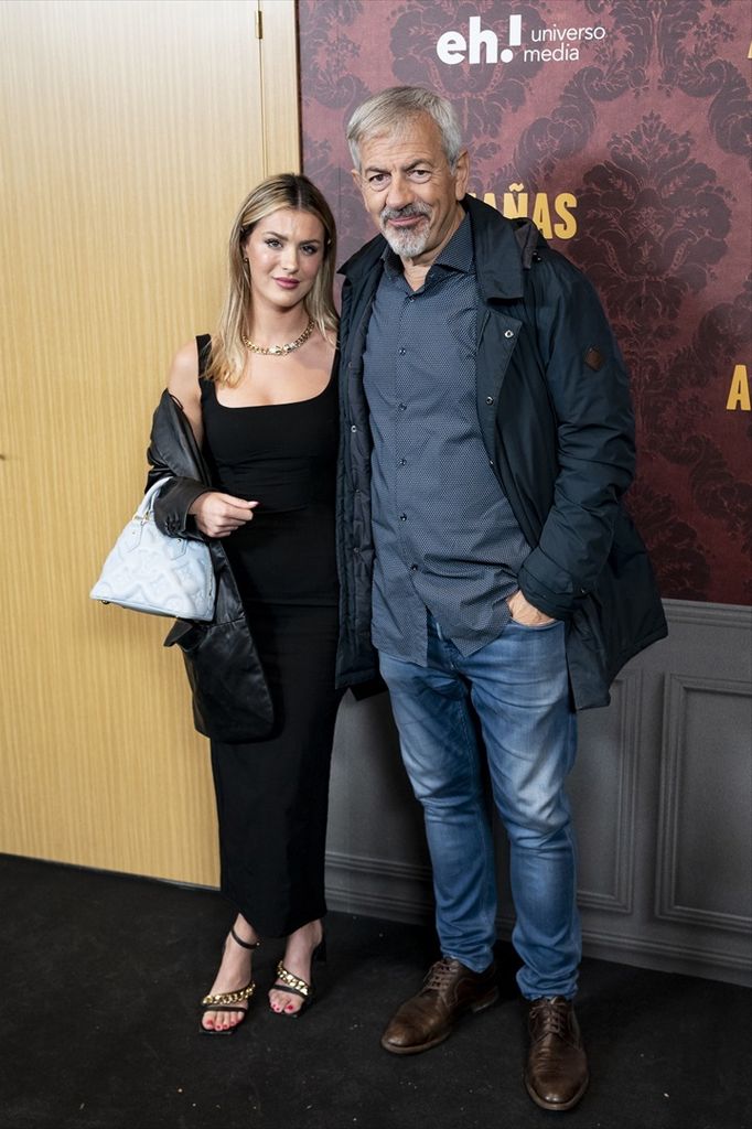 Arianna Sobera y Carlos Sobera posan en el photocall en octubre de 2023
