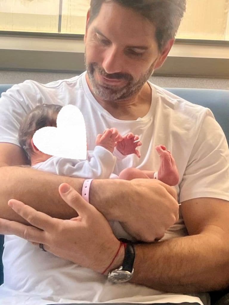 Arap Bethk se dejó ver con Sienna en brazos por primera vez