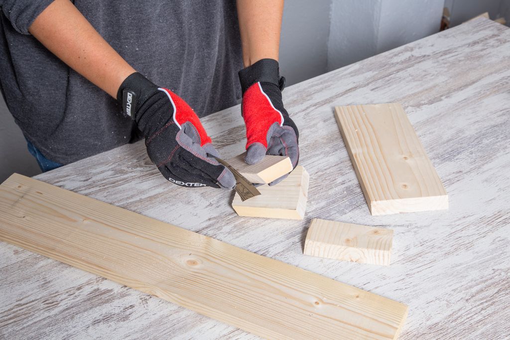 Lijar las piezas de madera