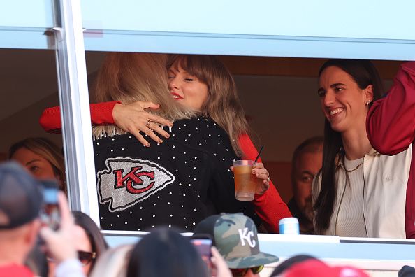 Incapaz de ocultar su emoción, Taylor fue fotografiada exclamando de alegría