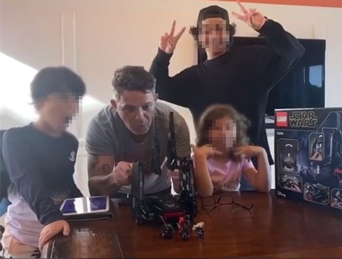 Alejandro Sanz con sus tres hijos menores