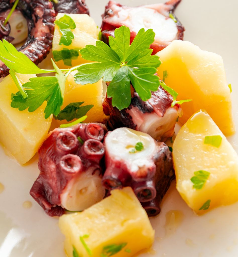 Las ensaladas de pulpo y patata resultan una opción deliciosa para los menú estivales.