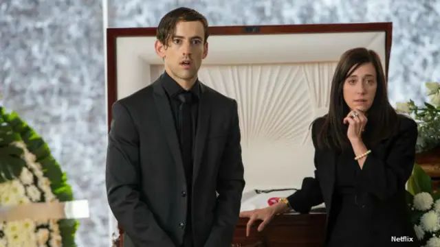 Salvador e Isabel heredan el club de fútbol de su padre