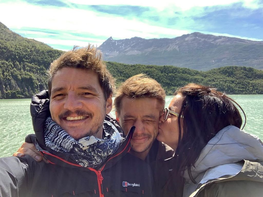 Más allá de la fama,  Pascal sigue siendo el hermano mayor que cuida, escucha y celebra los logros de su familia
