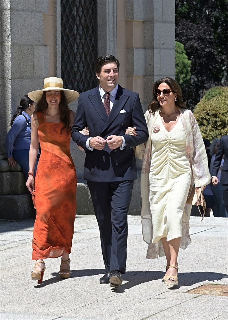 Ana Sainz, su marido y Reyes Vázquez de Castro 