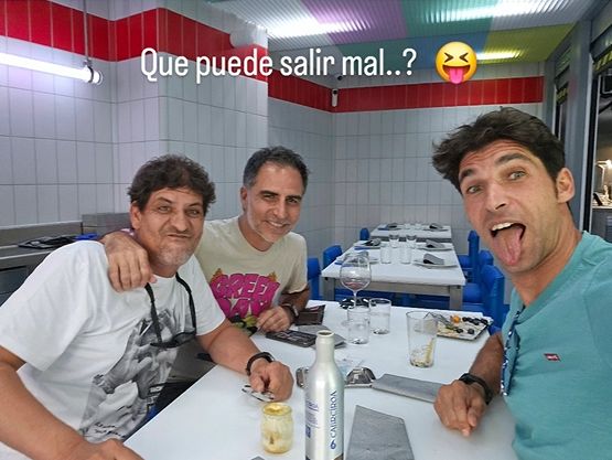 Cayetano Rivera con amigos