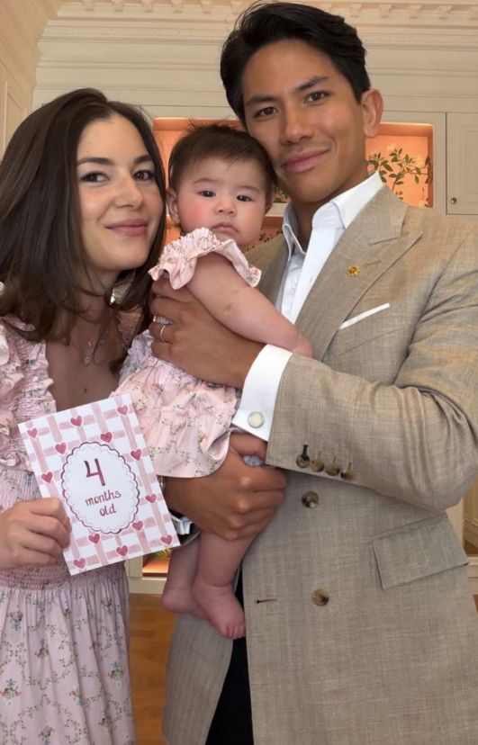 El príncipe Abdul Mateen compartió una foto familiar con motivo de los cuatro meses de su hija