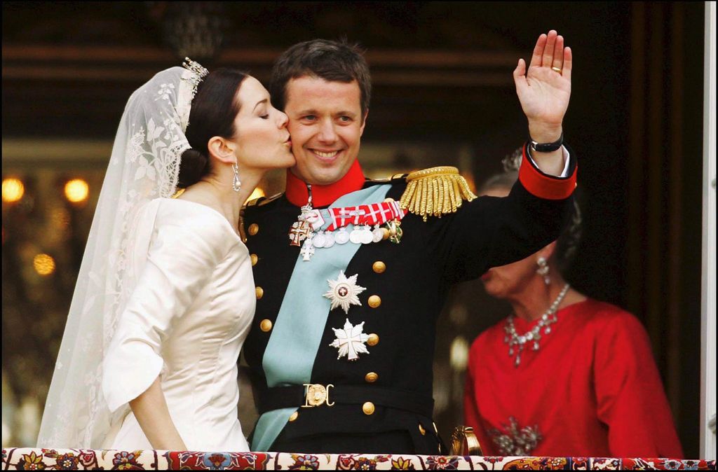 Recordamos el romántico traje nupcial de Mary de Dinamarca 20 años después