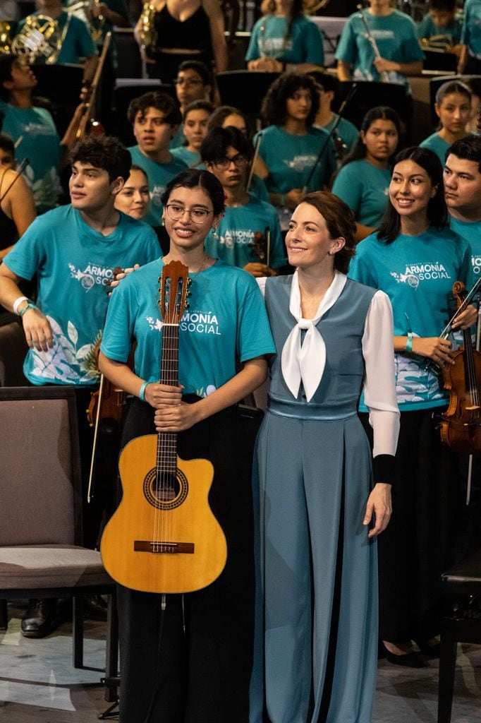Alondra de la Parra con la joven compositora María del Carmen Virgilio de Armonía Social, creadora de 'Así te veo Yucatán'. 