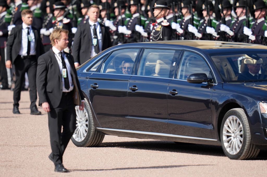 Sonia de Noruega ha seguido la procesión fúnebre en un coche junto a la reina Mette-Marit