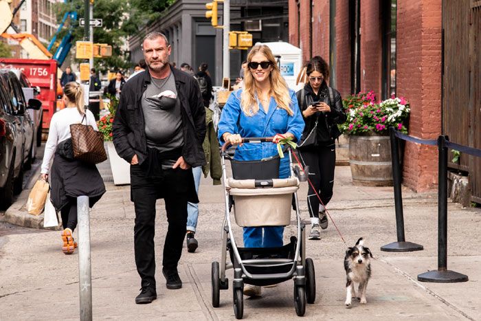 Liev Schreiber y Taylor Neisen, de paseo con su hija, Hazel Bee