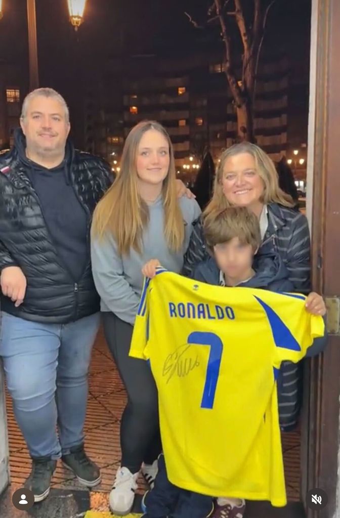 Javi con su familia en noviembre pasado, recibiendo su jersey firmado por Cristiano Ronaldo.