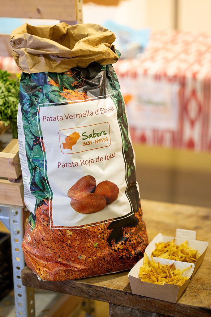 Los productos locales, como la patata roja de Ibiza, son protagonistas de la feria.