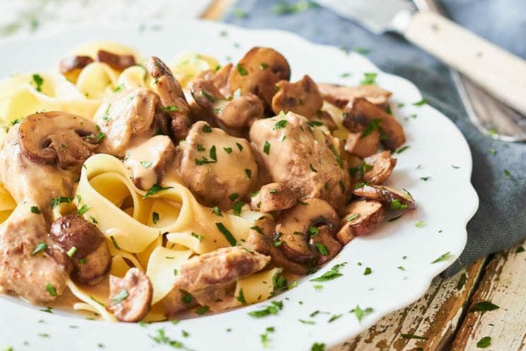 Cintas de pasta con 'goulash' y champiñones