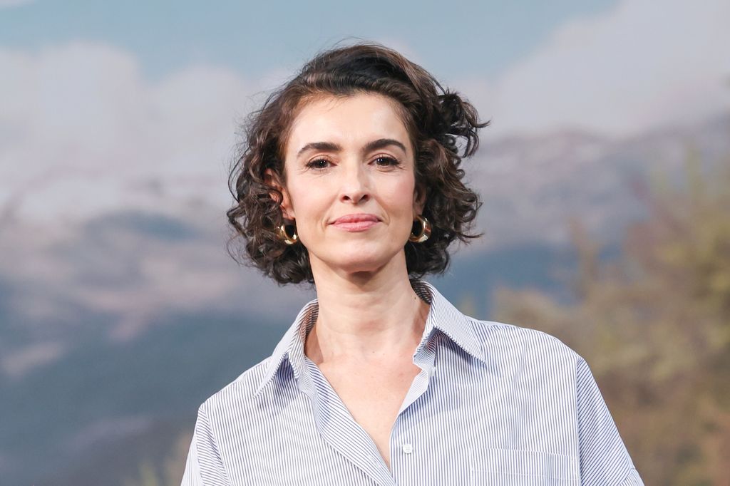 Blanca Romero, con camisa de rayas y pendientes dorados en una presentación en Madrid