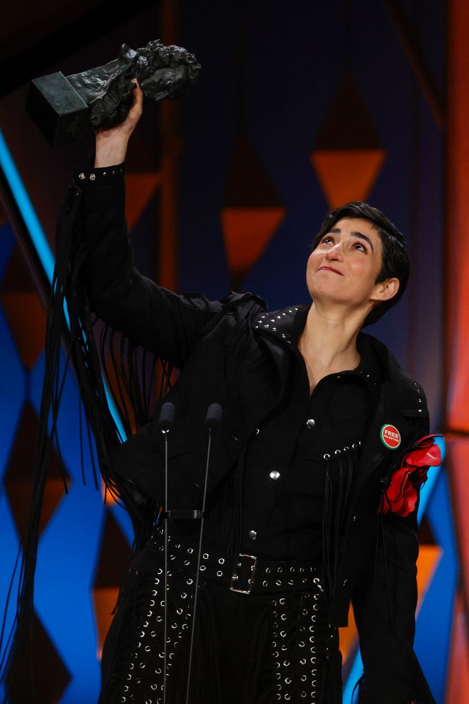 Alba Flores dedica el Goya a su padre, a su abuelo El Pescaílla y a su abuela más desconocida, Violeta
