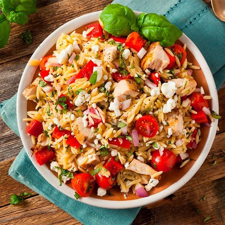 Ensalada templada de orzo con pollo y ricotta