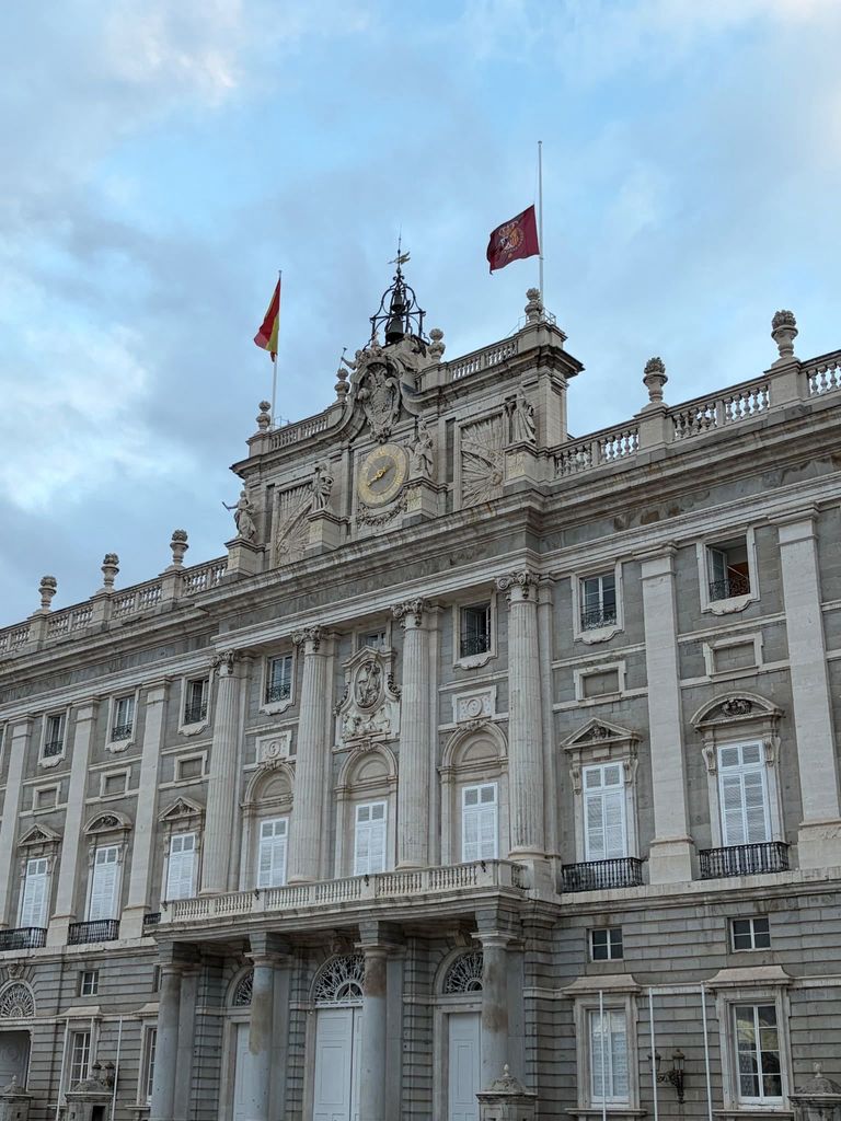 El guión del rey Felipe VI ondea a media asta en el Palacio Real de Madrid como señal de duelo el día del funeral del rey Harald V