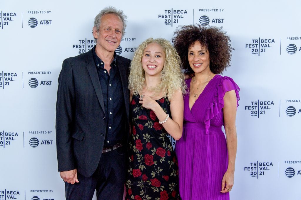 Alexandre Rockwell, Karyn Parsons y su hija Lana un acto