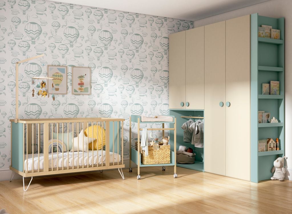 Habitación de bebé de generosas dimensiones con un armario con una buena capacidad de almacenaje