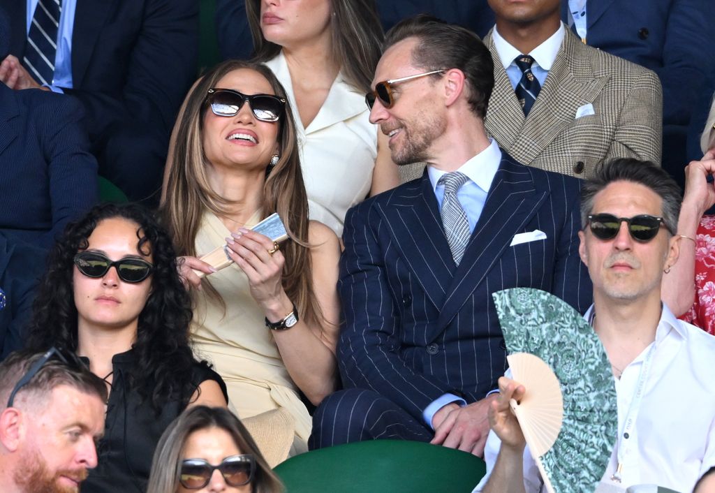 Jennifer Lopez y Tom Hiddleston en la final de Wimbledon Tennis en el All England Lawn Tennis and Croquet Club en Londres.