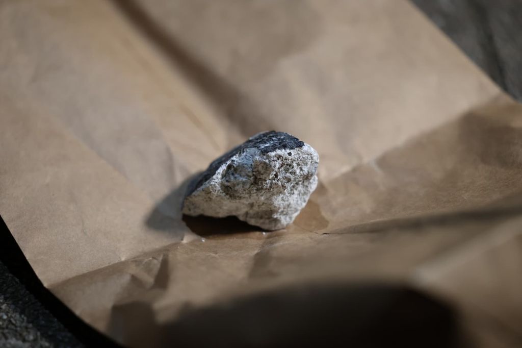 El meteorito atravesó el tejado de una casa en el barrio de Güls, en Coblenza (Alemania), dejando un agujero del tamaño de un balón de fútbol, según informó la policía local