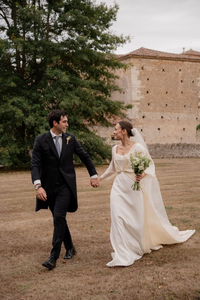 Vestido de novia de Teresa Patiño con abrigo y bordado