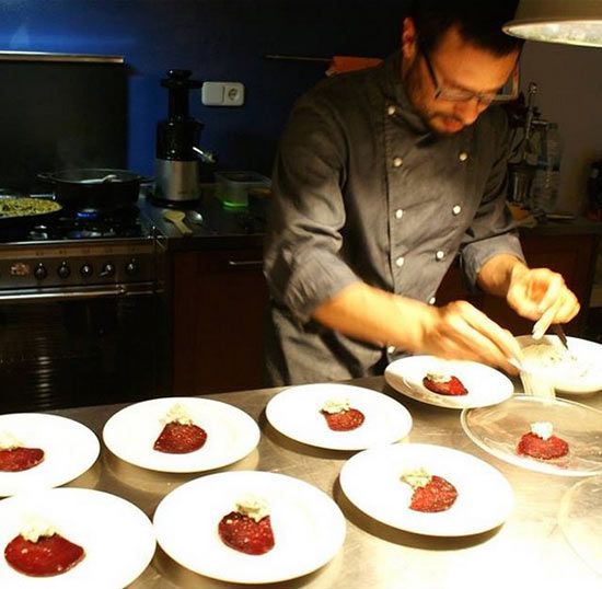 En Take a Chef puedes, además de contratar a tu propio cocinero, personalizar tu menú y acompañarlo de una experiencia adicional, ¡como un violinista para una velada romántica!
