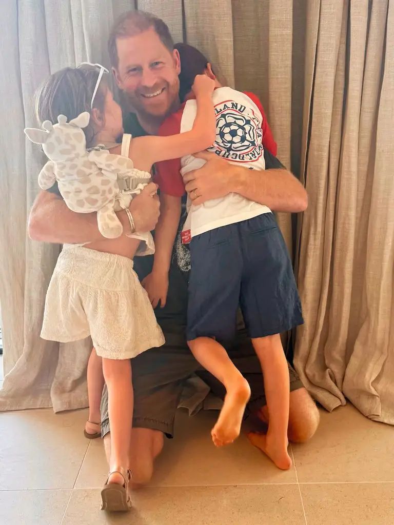 El príncipe Harry (en la foto con el príncipe Archie y la princesa Lilibet) aceptó la oferta de residencia real del rey Carlos, pero llegó demasiado tarde.