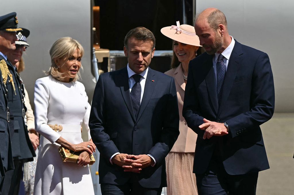 El momento fue capturado justo cuando Brigitte descendió del avión, mientras que Macron se ofreció a ayudarla; Ella lo ignoró por completo.