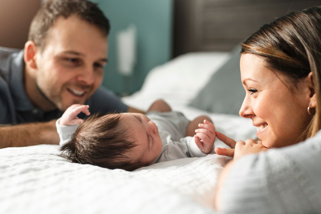 Pareja observa, feliz, a su hijo recién nacido
